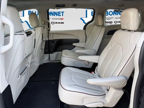 Used 2017 Chrysler Pacifica Limited w/ UConnect Theater Package FWD image 22