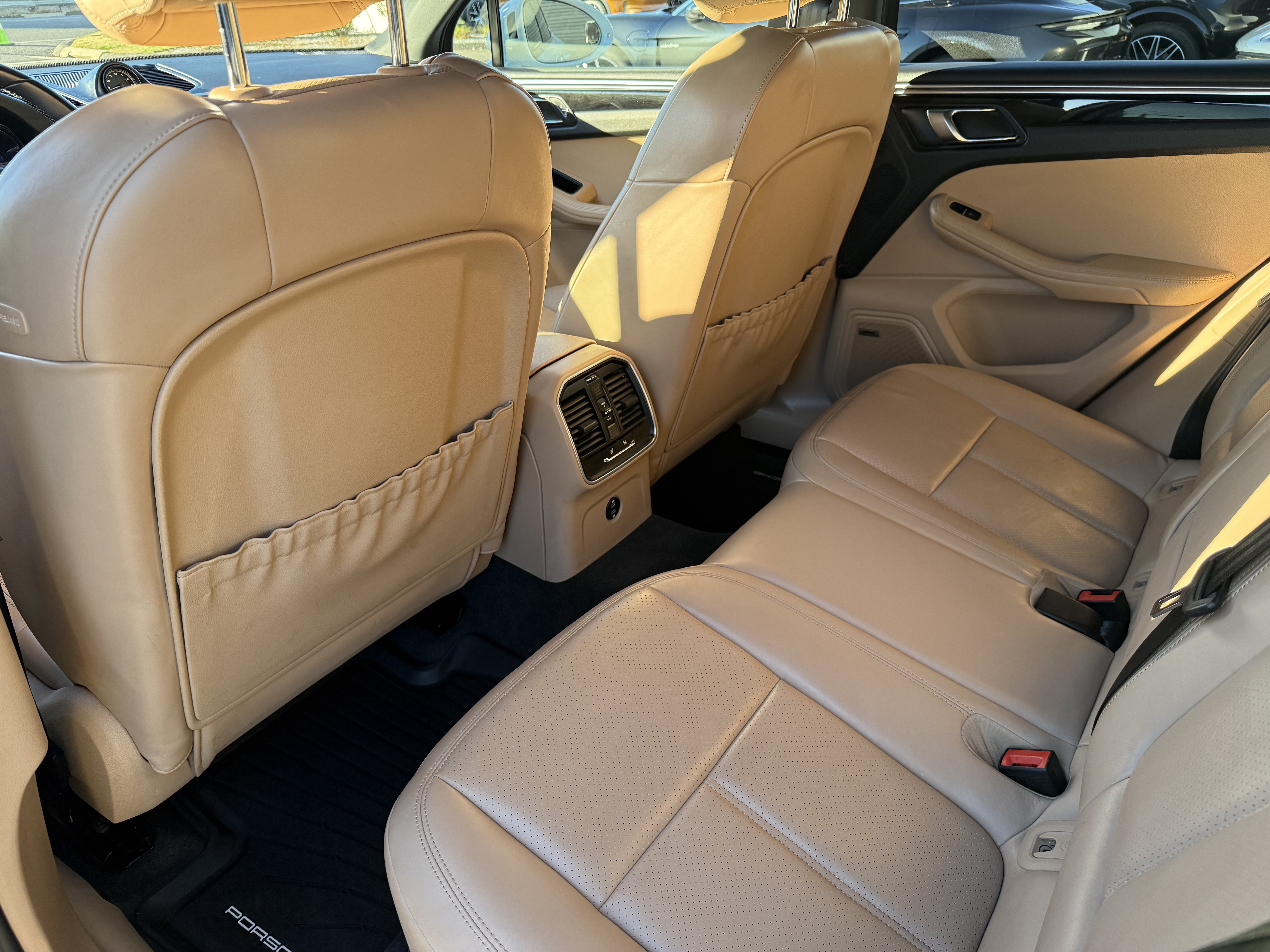 Certified 2023 Porsche Macan AWD/4WD image 18