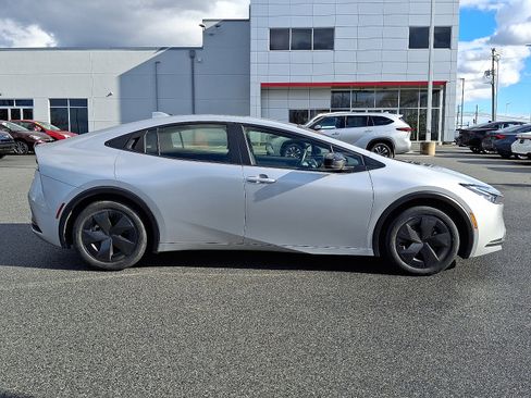 Used 2024 Toyota Prius LE image 11