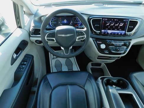 Used 2024 Chrysler Pacifica Select image 14