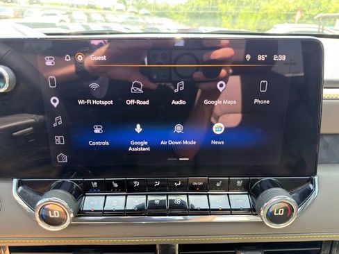 Used 2025 Chevrolet Colorado ZR2 w/ Midnight Edition AWD/4WD image 35