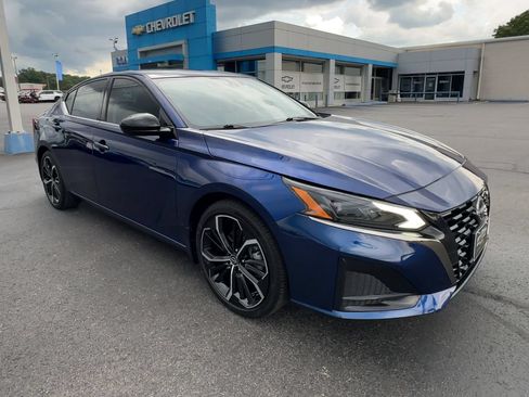 Used 2024 Nissan Altima 2.5 SR w/ SR Premium Package FWD image 2