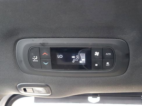 Used 2025 Chrysler Pacifica Limited FWD image 26