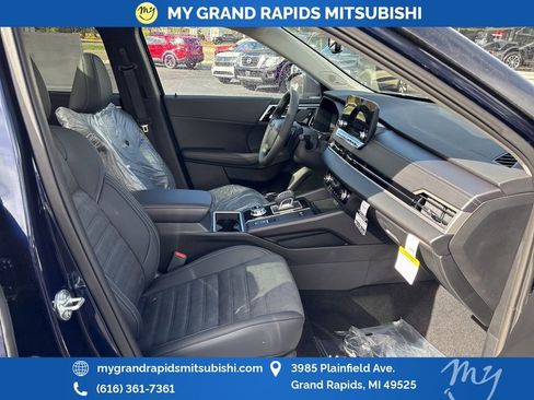 New 2025 Mitsubishi Outlander SE image 14