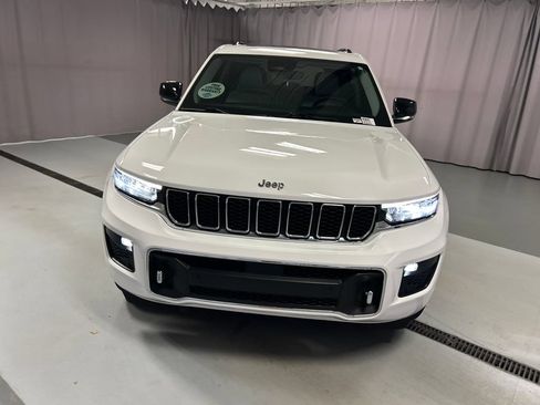 Used 2023 Jeep Grand Cherokee Overland AWD/4WD image 2