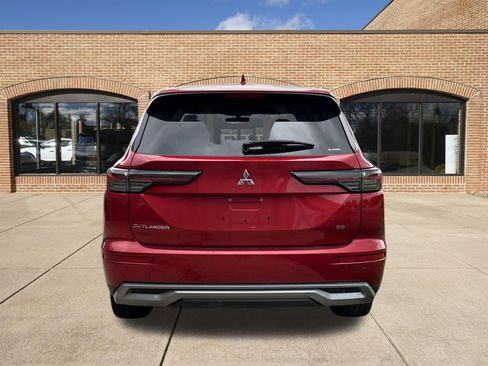 Used 2025 Mitsubishi Outlander SE AWD/4WD image 14