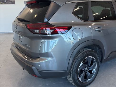 Used 2024 Nissan Rogue SV image 4