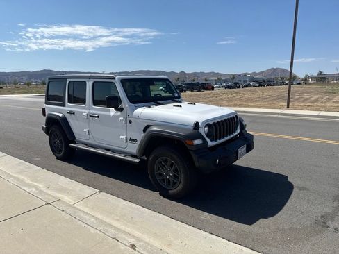 Used 2025 Jeep Wrangler Unlimited Sport AWD/4WD image 2