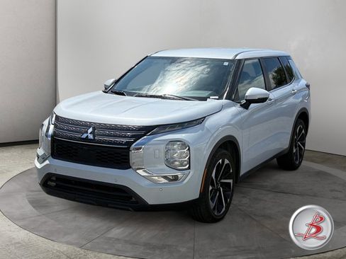 Used 2023 Mitsubishi Outlander SE AWD/4WD image 3