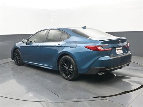 Used 2025 Toyota Camry SE image 3