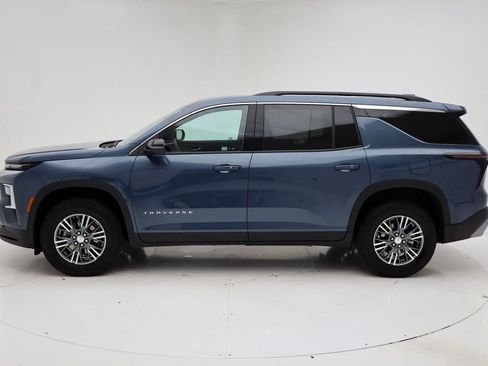 Used 2025 Chevrolet Traverse LT image 6
