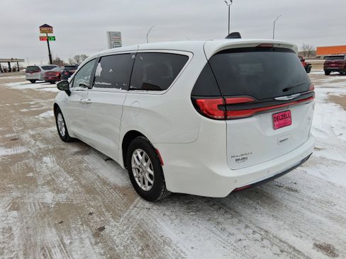 Used 2023 Chrysler Pacifica Touring-L image 6