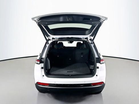 New 2025 Jeep Grand Cherokee Altitude image 14