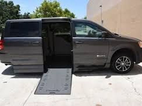 Used 2017 Dodge Grand Caravan SXT w/ Rear Park Assist Package FWD image 10