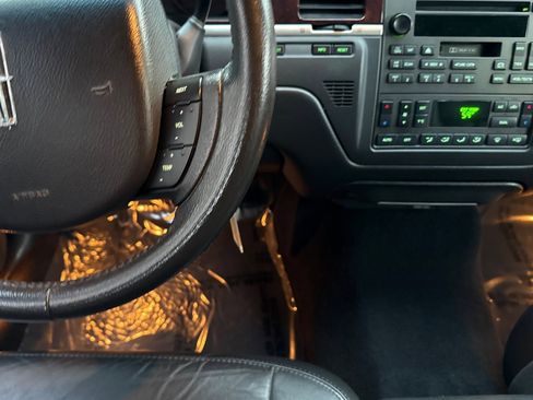 Used 2007 Lincoln Town Car Executive L image 14