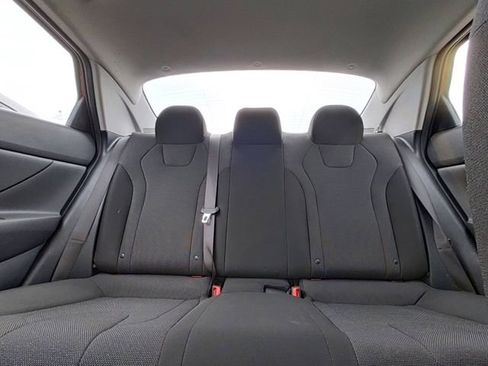 Used 2021 Hyundai Elantra SE image 25