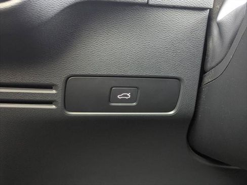 Used 2024 Volvo XC40 B5 Core w/ Climate Package image 18