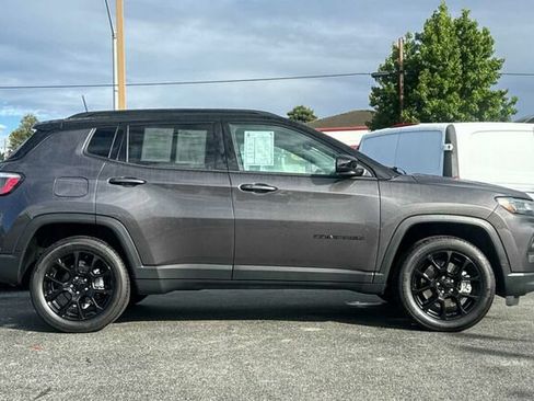Used 2023 Jeep Compass Latitude w/ Sun and Sound Group AWD/4WD image 3