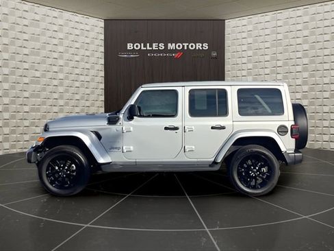 Used 2024 Jeep Wrangler Unlimited Sahara w/ Technology Group image 9