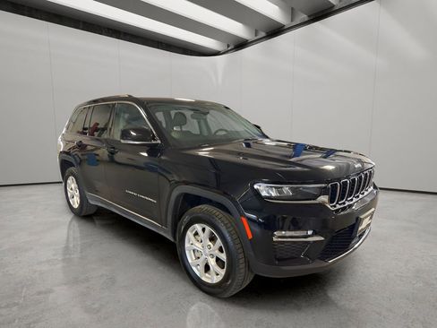 Used 2023 Jeep Grand Cherokee Limited image 3