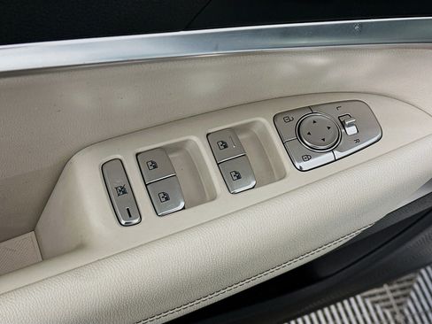 Used 2025 Genesis G70 2.5T image 15