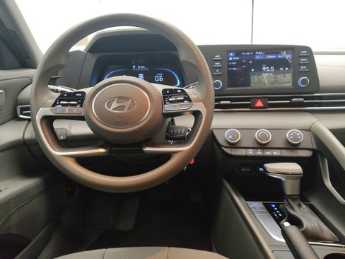 Used 2024 Hyundai Elantra SE image 22