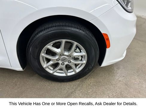 Used 2025 Chrysler Pacifica Select FWD image 15