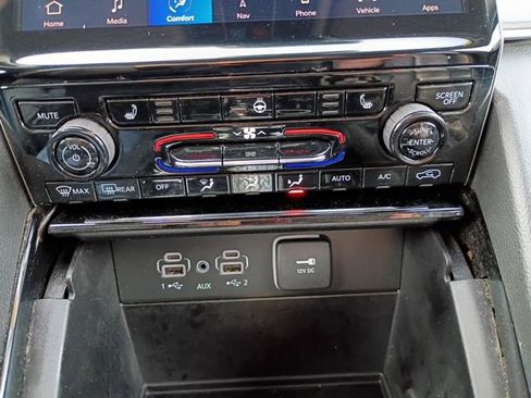 Used 2023 Jeep Grand Cherokee Limited w/ Black Appearance Package AWD/4WD image 24