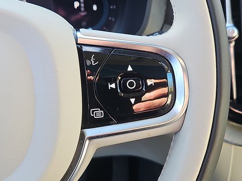 Used 2024 Volvo XC60 B5 Plus w/ Protection Package Premier image 21