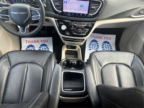 Used 2023 Chrysler Pacifica Touring-L image 16