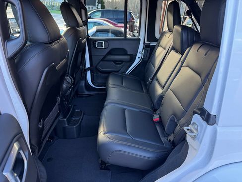 Used 2024 Jeep Wrangler Unlimited Sahara w/ Technology Group AWD/4WD image 18