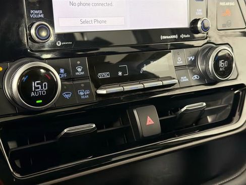 Used 2020 Toyota Highlander XLE AWD/4WD image 15