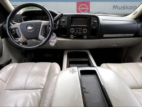 Used 2010 Chevrolet Silverado 2500 LT w/ Interior Plus Package RWD image 7