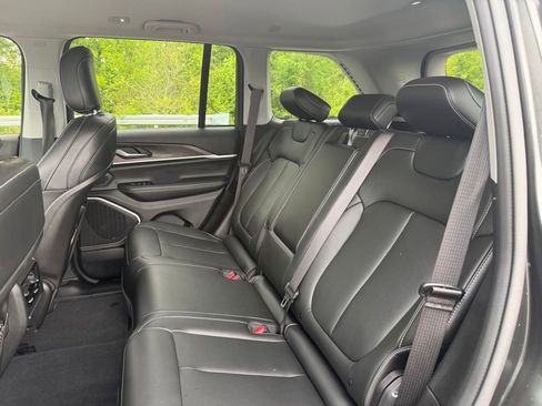 Used 2023 Jeep Grand Cherokee Limited AWD/4WD image 9
