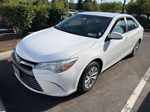 Used 2015 Toyota Camry LE FWD image 2