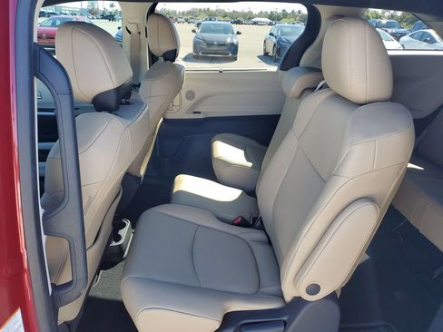 Certified 2021 Toyota Sienna XLE image 23