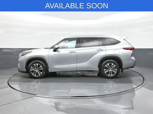 Used 2020 Toyota Highlander XLE AWD/4WD image 4