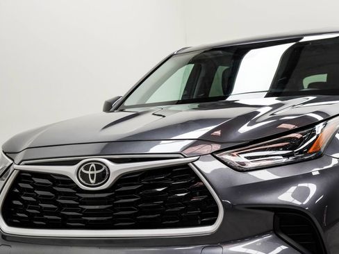 Used 2023 Toyota Highlander L FWD image 2