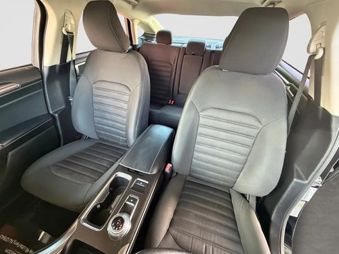 Used 2017 Ford Fusion SE w/ Fusion SE Technology Package FWD image 13