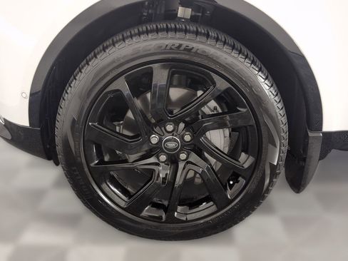 Certified 2025 Land Rover Discovery Dynamic SE image 9