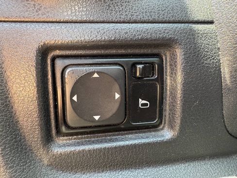 Used 2018 Nissan Versa Note SV FWD image 18