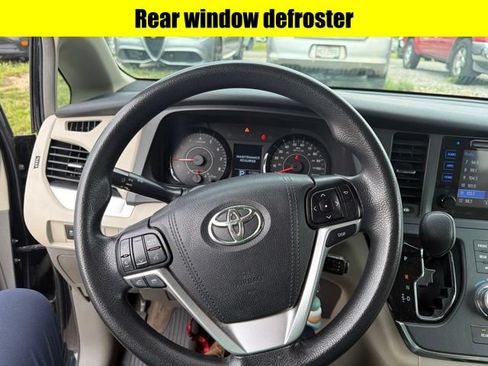 Used 2017 Toyota Sienna LE AWD/4WD image 13