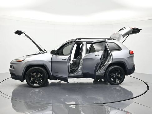 Used 2016 Jeep Cherokee Latitude FWD image 46