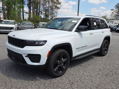 Used 2024 Jeep Grand Cherokee Altitude AWD/4WD image 3