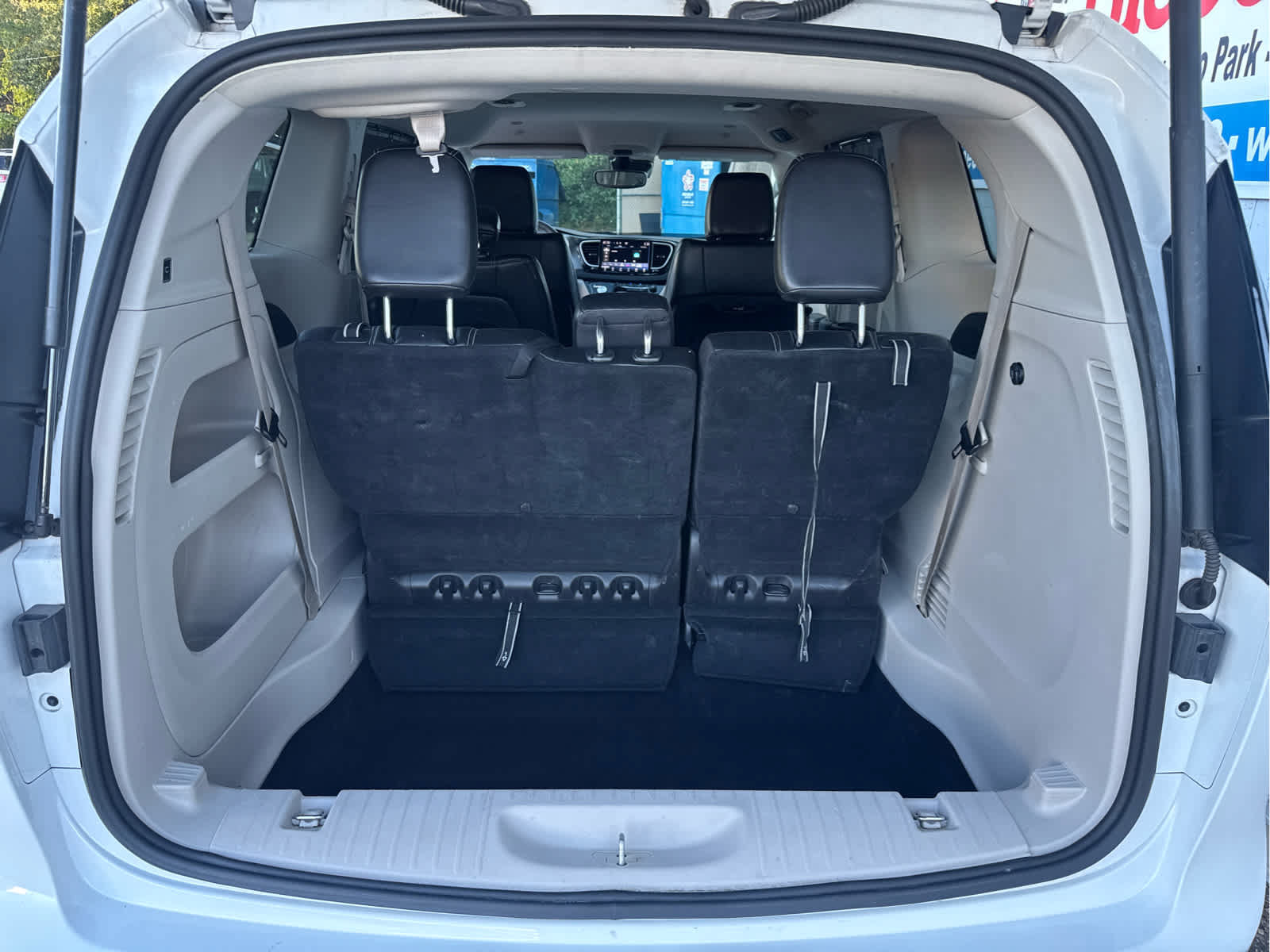 Used 2024 Chrysler Pacifica Touring-L FWD image 34