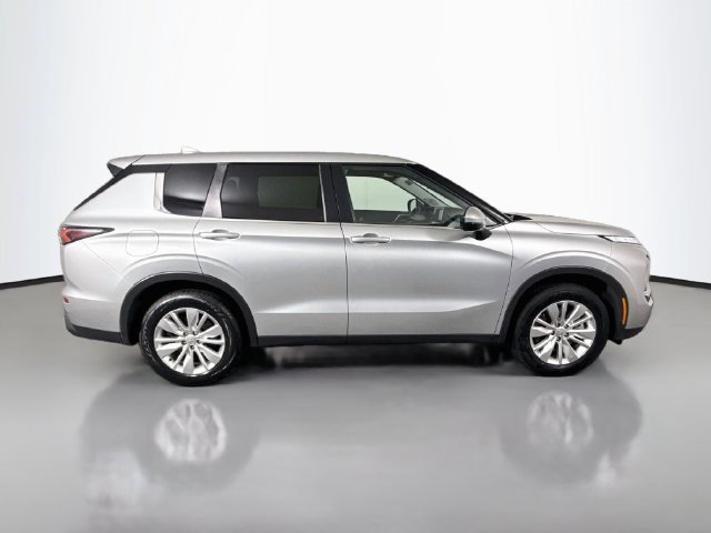 Used 2025 Mitsubishi Outlander ES FWD image 11
