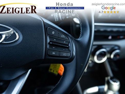 Used 2023 Hyundai Venue SEL image 19