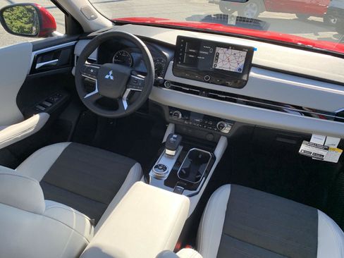 New 2025 Mitsubishi Outlander SE image 23