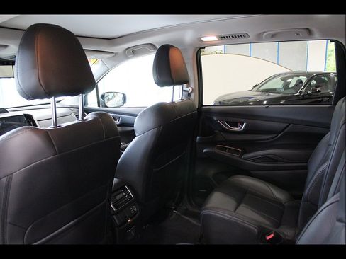 Used 2023 Subaru Ascent Limited w/ Technology Package AWD/4WD image 16