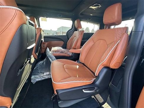 New 2026 Chrysler Pacifica Pinnacle image 14